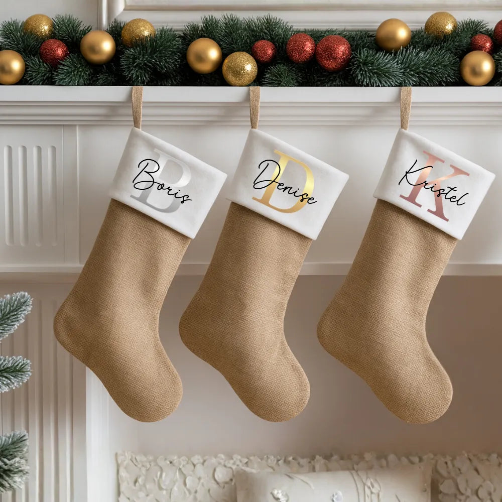 Kerstsokken aan een schouw, gepersonaliseerd met naam en metallic monogram