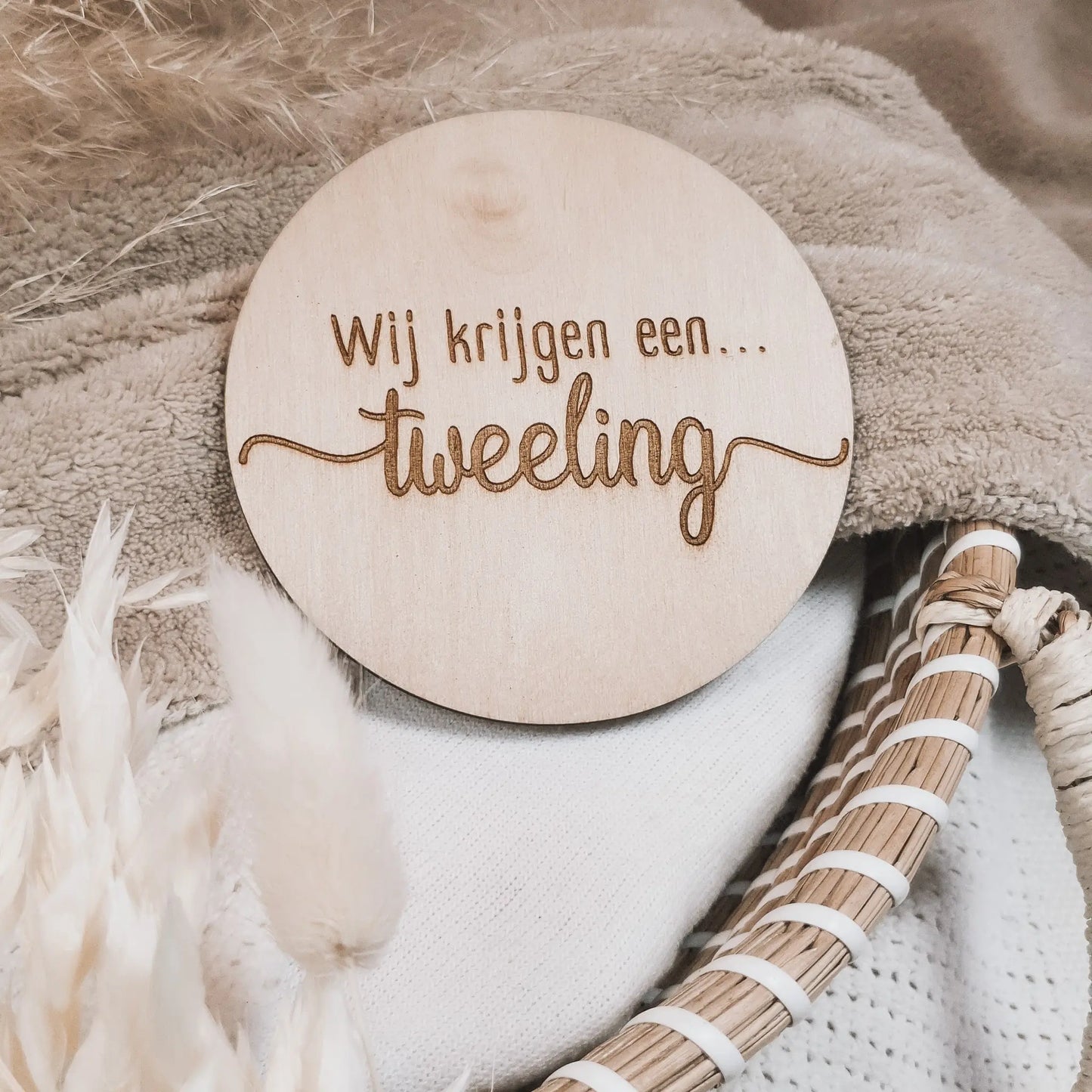 Houten aankondigingsbordje voor zwangerschap 'Wij krijgen een tweeling'