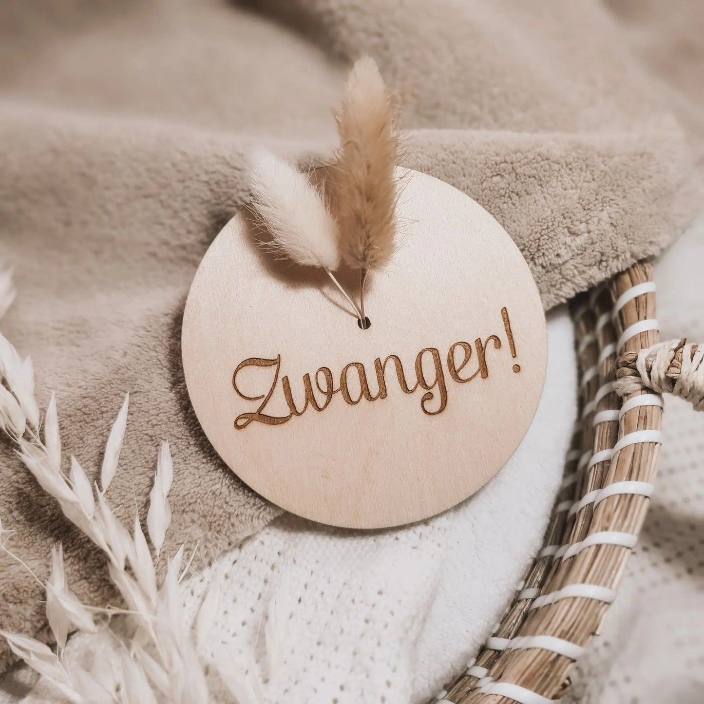 Houten aankondigingsbordje voor zwangerschap met droogbloemen