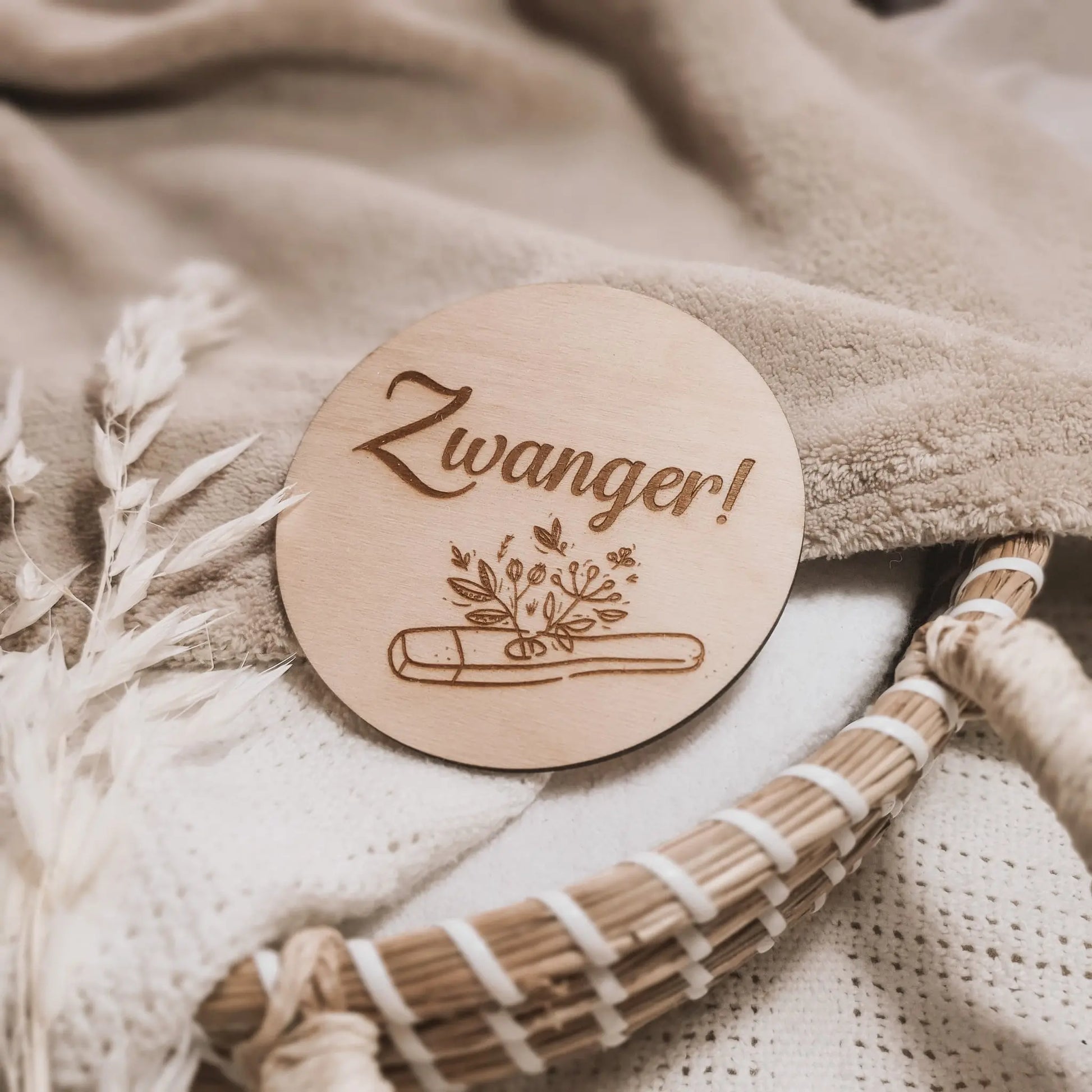 Houten aankondigingsbordje voor zwangerschap met gegraveerde zwangerschapstest