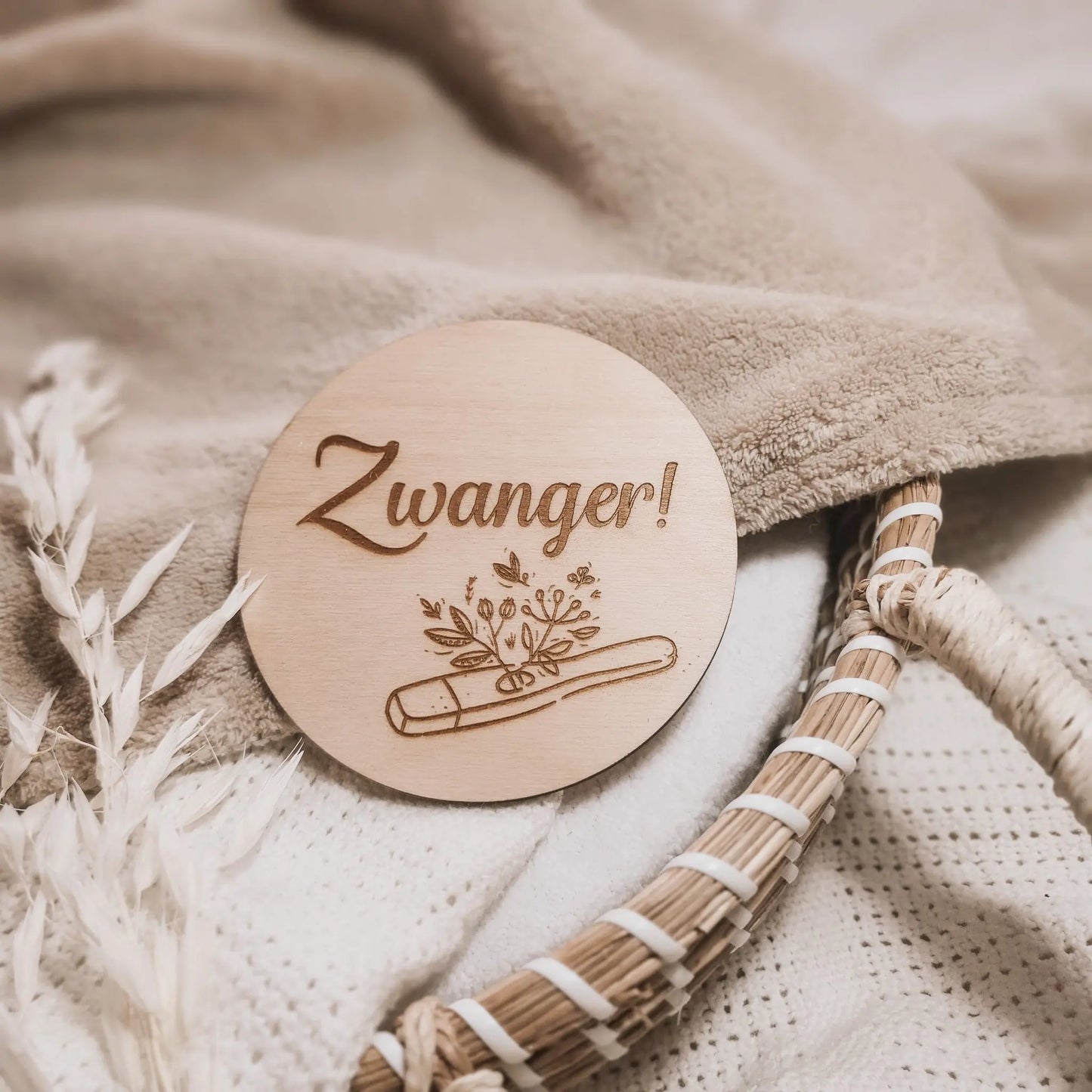 Houten aankondigingsbordje voor zwangerschap met gegraveerde zwangerschapstest