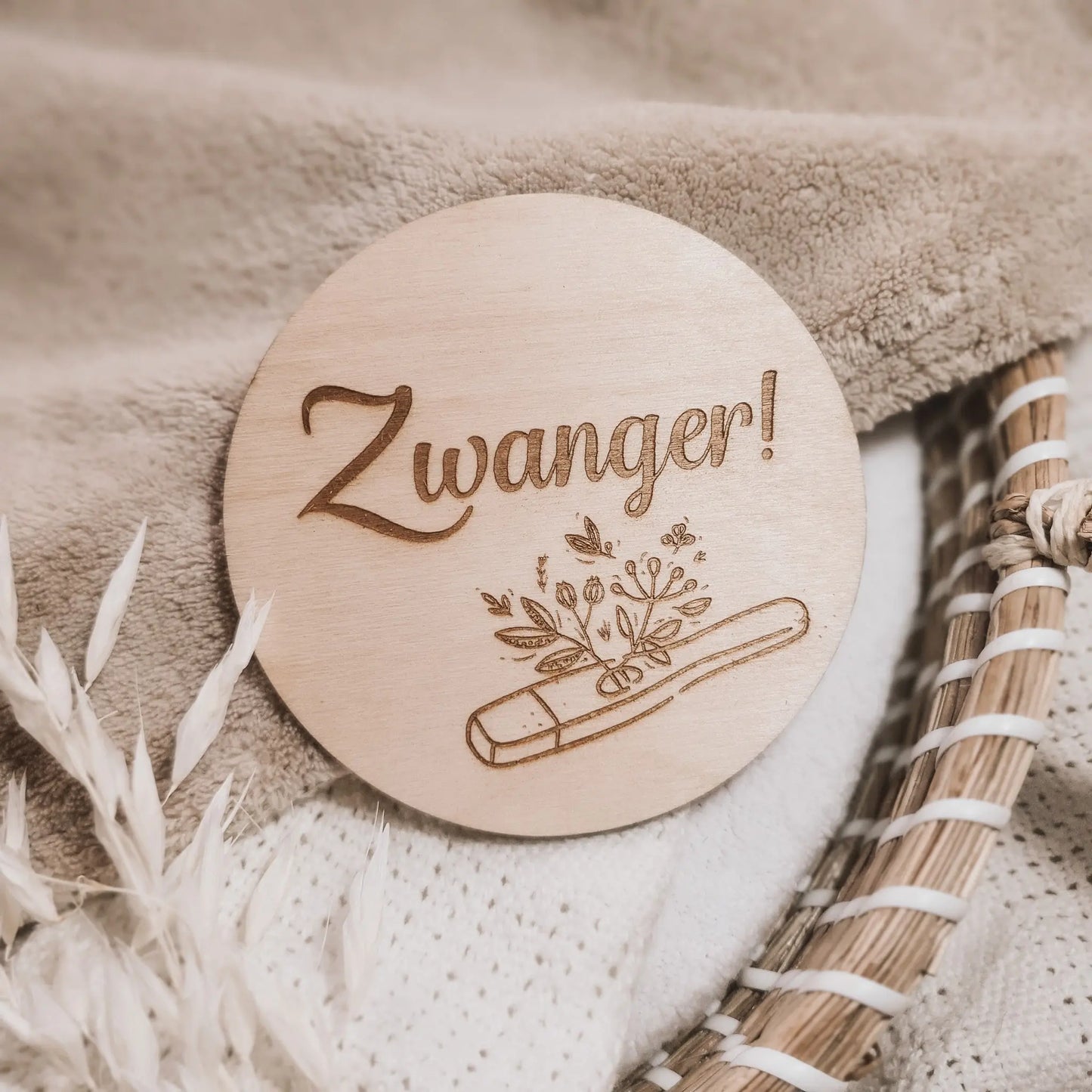 Houten aankondigingsbordje voor zwangerschap met gegraveerde zwangerschapstest