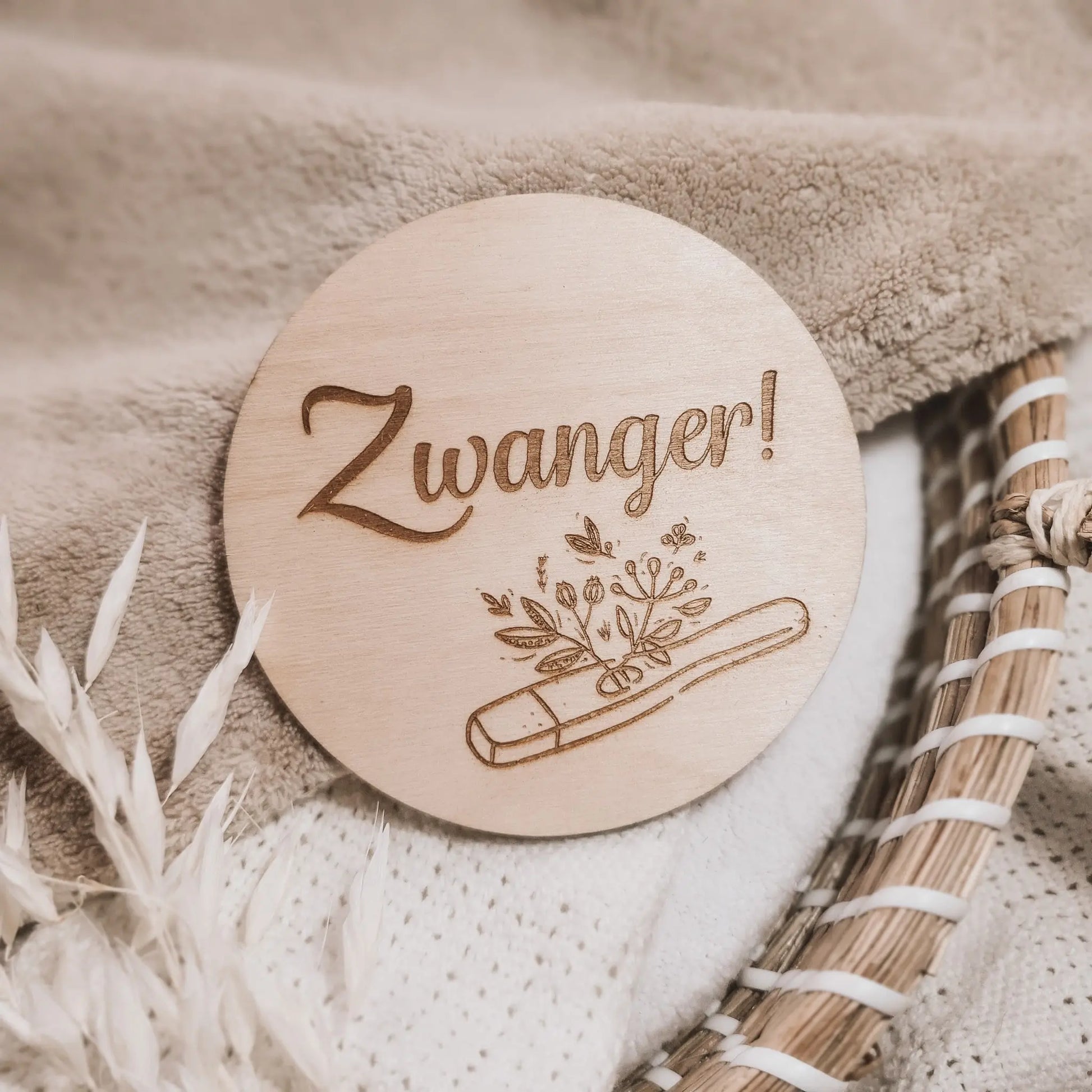 Houten aankondigingsbordje voor zwangerschap met gegraveerde zwangerschapstest