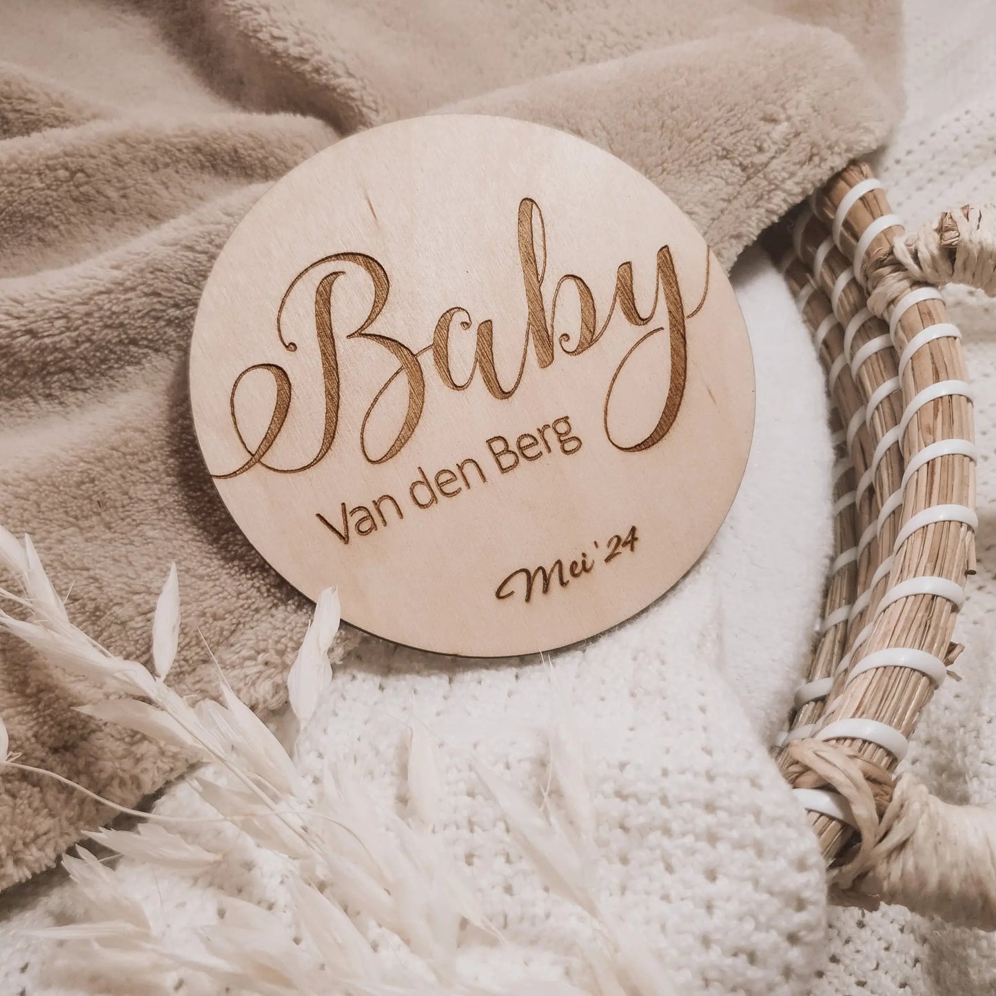 Houten aankondigingsbordje zwangerschap met achternaam en uitgerekende datum