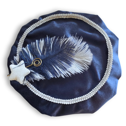 Luxe pietenmuts met naam van velours stof in donker blauw met gallon, veren, staf en ster.