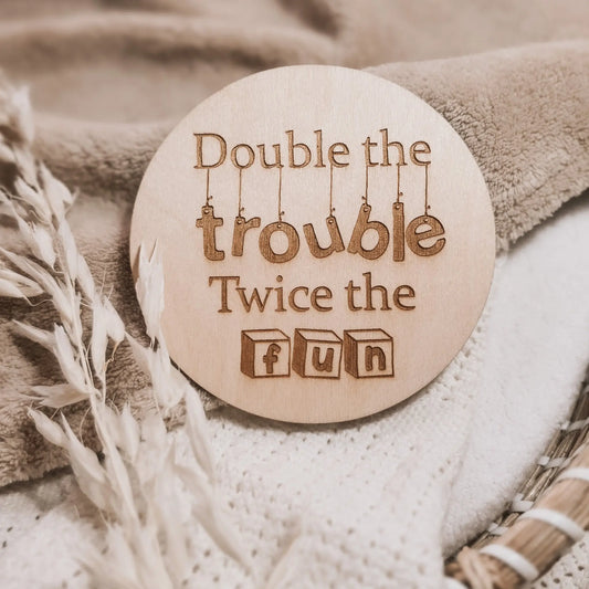 Houten aankondigingsbordje tweeling 'Double the trouble, twice the fun'