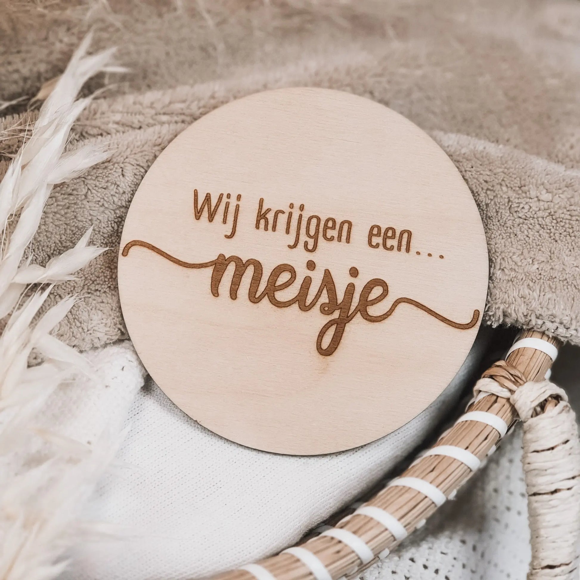 Houten geslachtsaankondiging wij krijgen een meisje