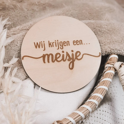 Houten geslachtsaankondiging wij krijgen een meisje