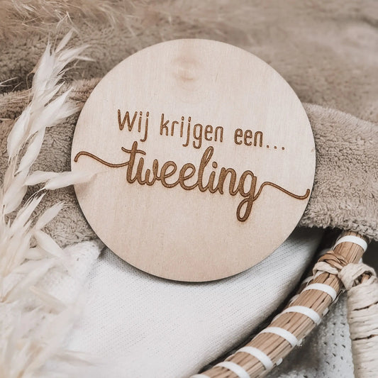 Houten aankondigingsbordje voor zwangerschap 'Wij krijgen een tweeling'