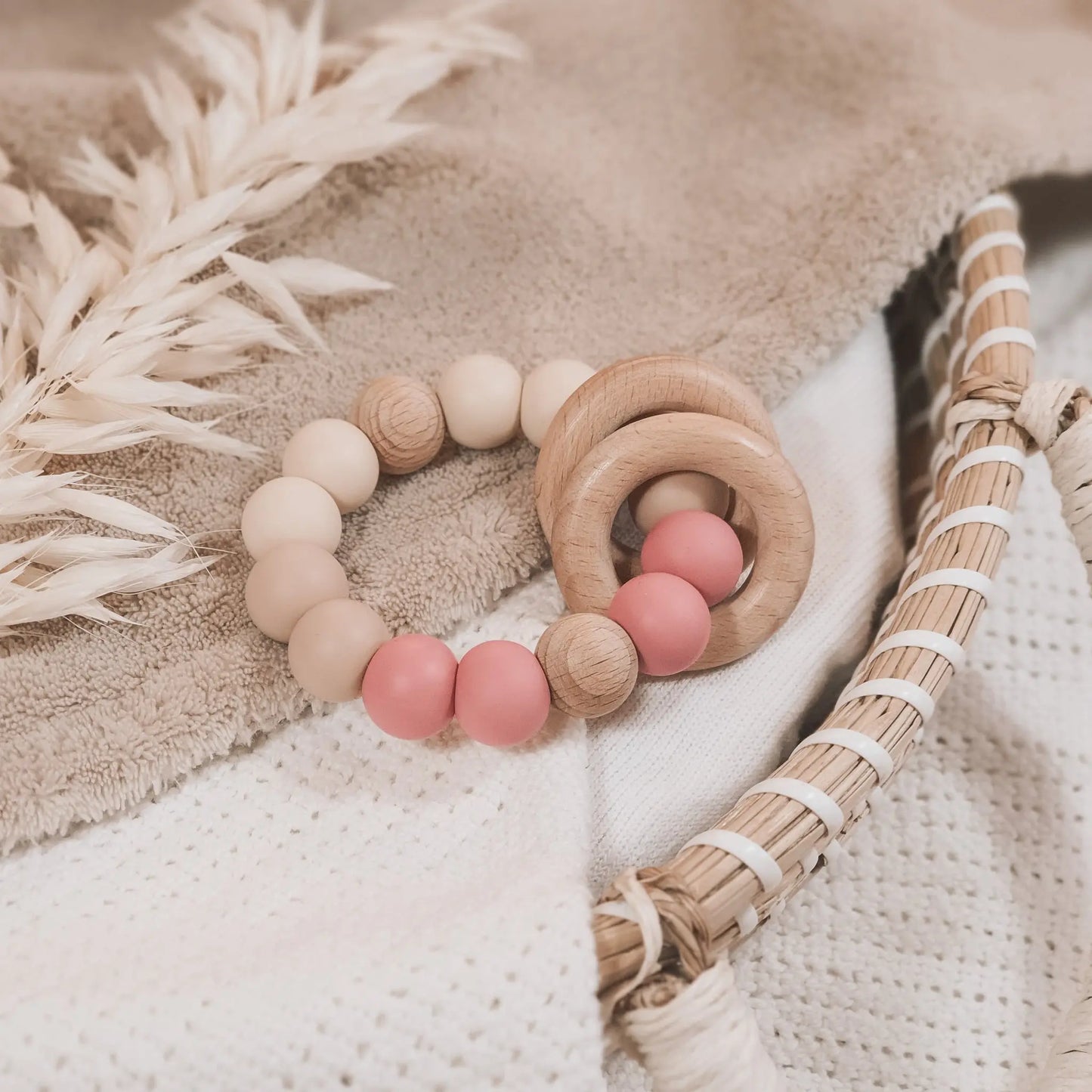 Siliconen bijtring beige, oud roze met houten ringen