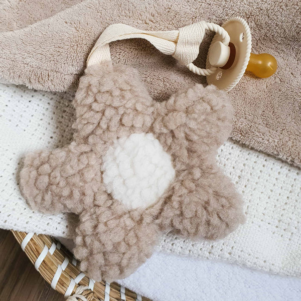 Speenknuffel, speendoekje om speentje aan vast te maken. Schattige bloem daisy, magriet in taupe kleur met wit hartje van Little Ukkies