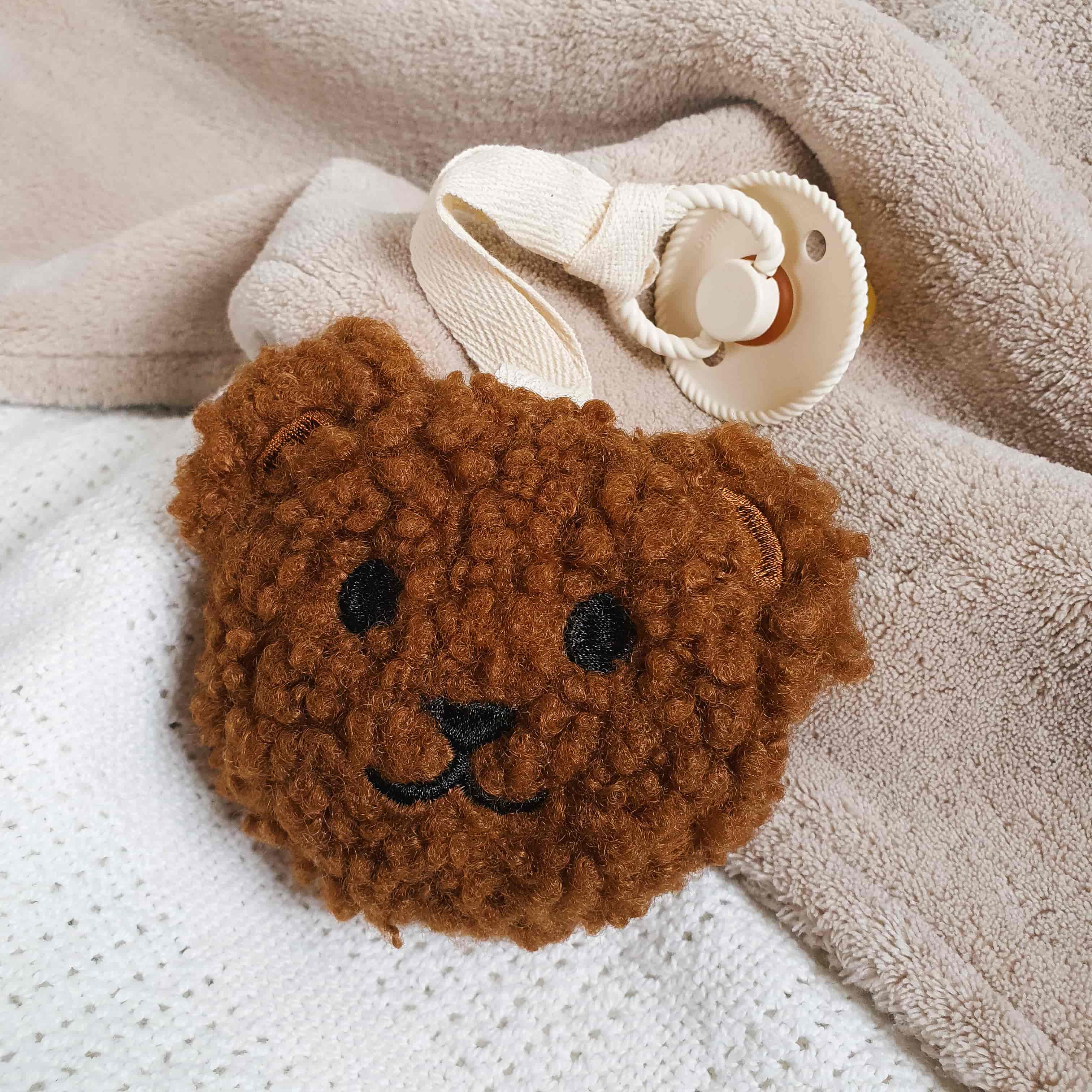 Speenknuffel, speendoekje om speentje aan vast te maken. Lief teddybeer, knuffelbeertje in  bruine kleur van Little Ukkies