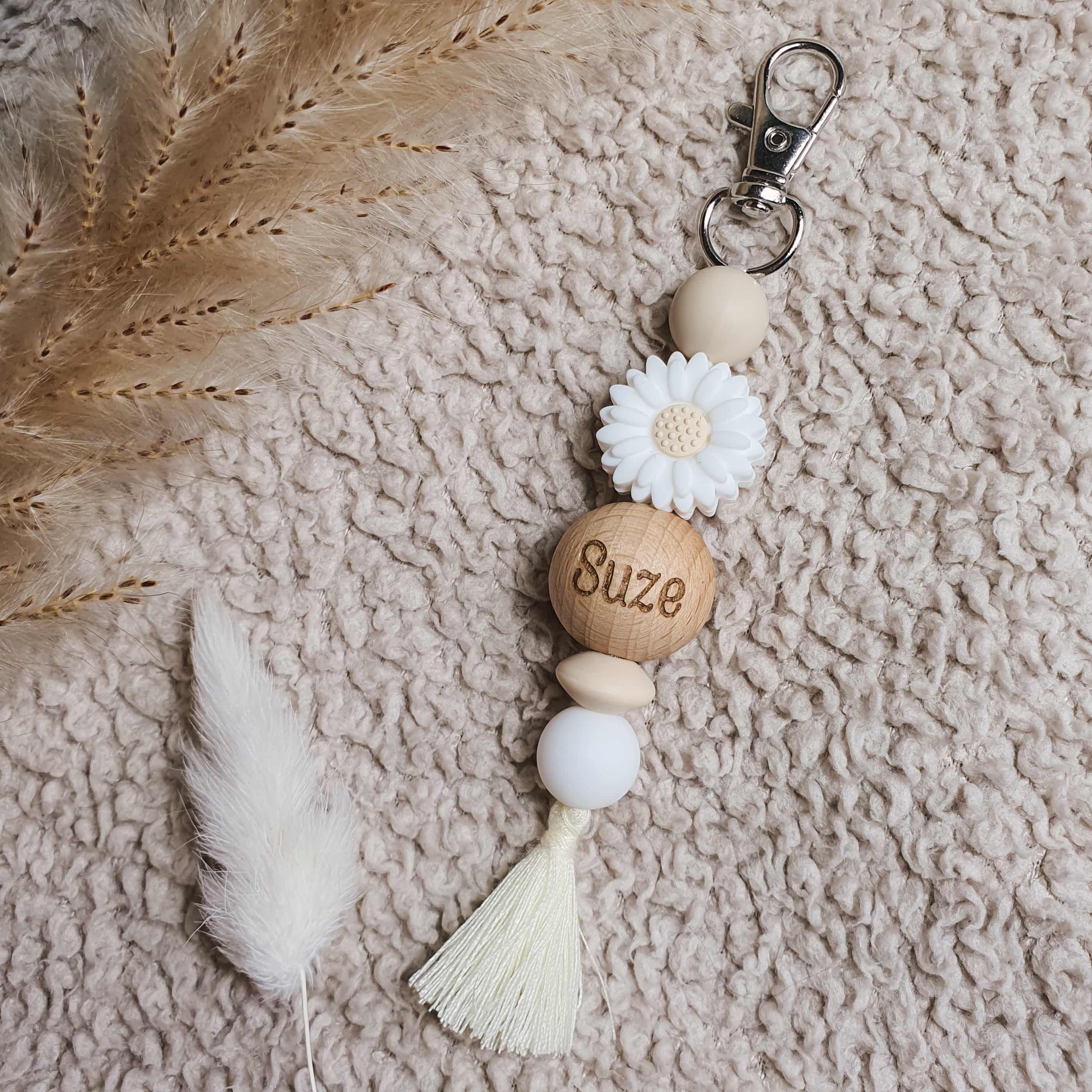 Ritshanger/sleutelhanger met naam - Beige/wit met bloem