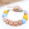 Speenkoord met naam - mosterd geel pastel blauw bloemen - houten letters | Little Ukkies - Handgemaakte speenkoorden van hout en silicone