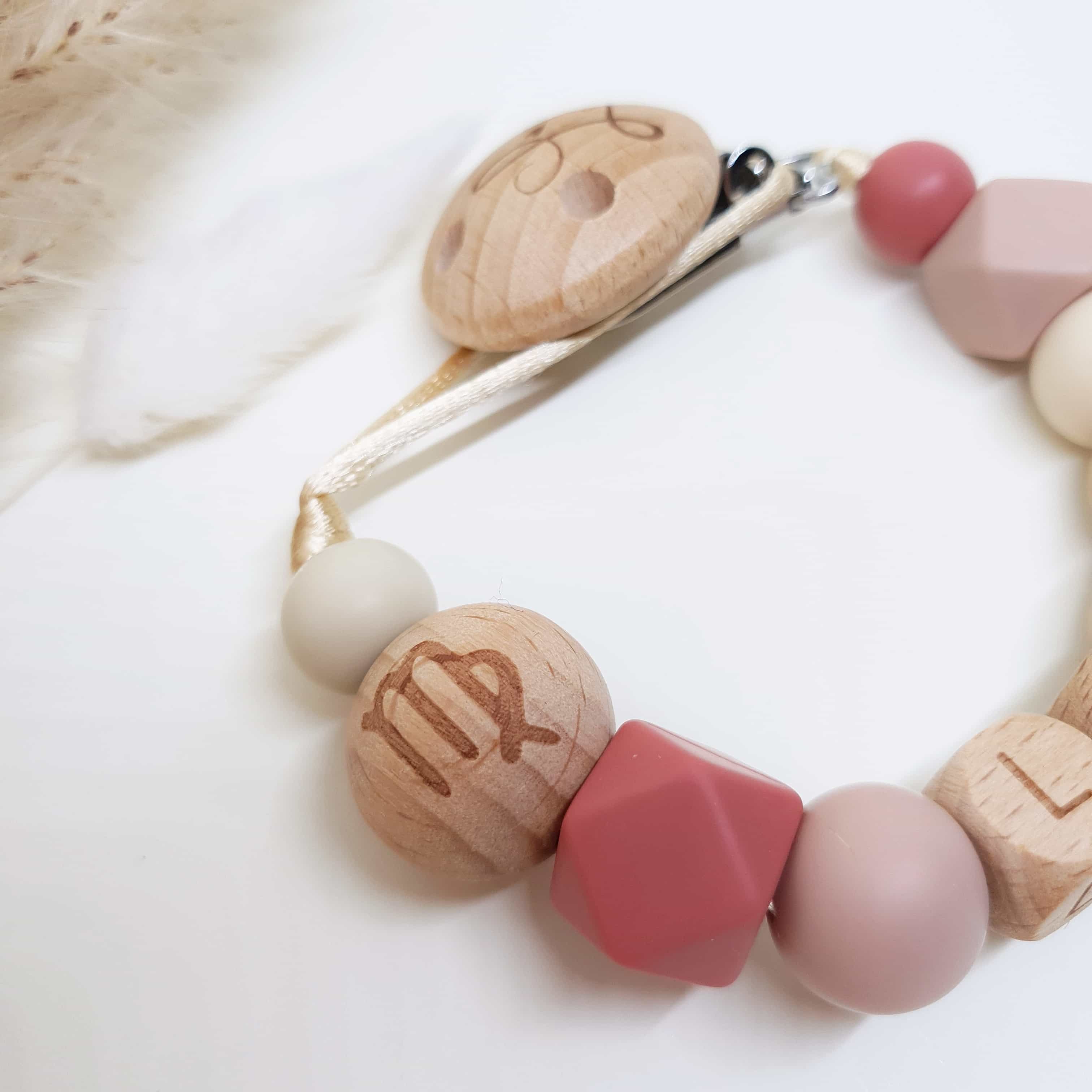 Speenkoord met naam en sterrenbeeld - roest roze naturel - detail | Little Ukkies - Handgemaakte speenkoorden van hout en silicone